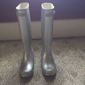 Size 6 silver Hunter boots